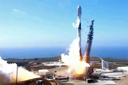 Rakieta nośna Falcon 9 startuje z 48 satelitami konstelacji Starlink Grupy 3-3 z bazy Vandenberg w Kalifornii / Zdjęcie: SpaceX