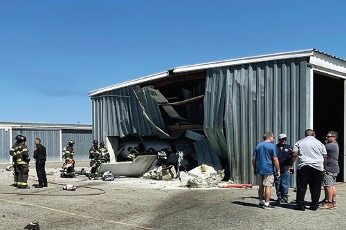 Po zderzeniu w powietrzu dwusilnikowa Cessna 340A uderzyła w ścianę hangaru. Ludzie znajdujący się na jej pokładzie nie mieli szans na przeżycie / Zdjęcie: Twitter – WatsonvilleCity