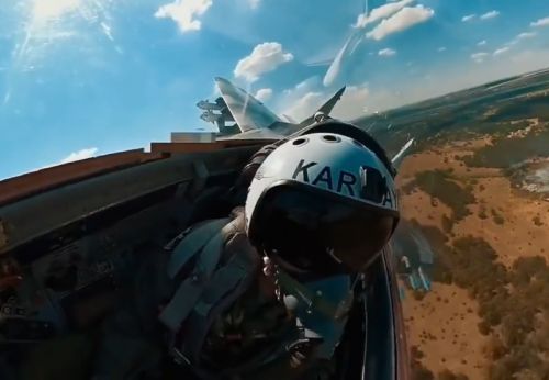 Nagranie z początku sierpnia br. prezentujące ukraiński myśliwiec MiG-29 z czterema kpr powietrze-powietrze i zamazanym pociskiem na wewnętrznym węźle podwieszeń – prawdopodobnie AGM-88 HARM / Zdjęcie: Twitter
