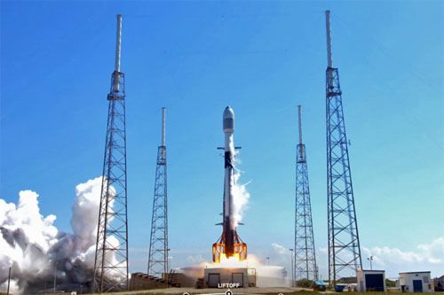 Rakieta nośna SpaceX Falcon 9 startuje z wyrzutni ośrodka kosmicznego na Cape Canaveral w USA / Zdjęcie: SpaceX