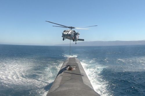 Statki powietrzne, takie jak MH-60R (na zdjęciu) transportowały na pokłady OP niezbędne materiały, żywność i wyposażenie operacyjne / Zdjęcia: US Navy