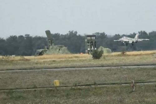 W rejonie granicy z Ukrainą pojawił się radar kierowania ogniem 50N6A, radar wykrywania 96L6-TsP, a także dwie wyrzutnie pocisków rakietowych 50P6 / Zdjęcie: Twitter