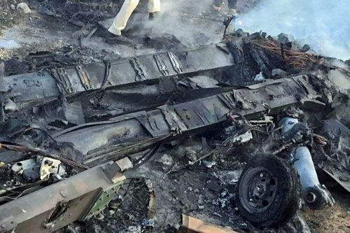Spalone szczątki amerykańskiego bojowego bsl MQ-9 Reaper, który spadł w pobliżu Bengazi w Libii / Zdjęcie: Twitter