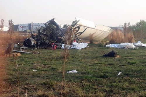 Spalony wrak samolotu Pilatus Turbo Porter, który rozbił się 30 sierpnia 2022 na lotnisku Rand w RPA/ Zdjęcie: AA