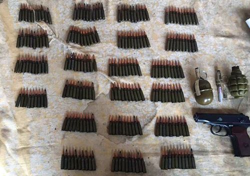 Amunicja i broń znalezione u handlarza bronią zatrzymanego we wsi Kowalin pod Kijowem / Zdjęcie: RPKO