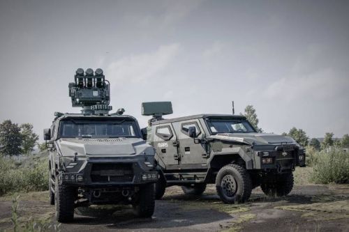 Zestaw MSHORAD składa się z wozu z radarem Giraffe 1X i wozu ogniowego z trzema wyrzutniami RBS 70 NG  / Zdjęcie: Saab