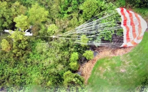 Rozbity samolot SF50 i spadochron, na którym wylądował na bagnach na Florydzie / Zdjęcie: Twitter
