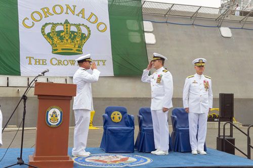 Kapitan Marc Crawford (w środku), dowódca Littoral Combat Ship Squadron ONE, wydaje rozkaz wycofania z eksploatacji przybrzeżnego okrętu bojowego USS Coronado (LCS 4) klasy Independence, podczas ceremonii, która odbyła się 14 września / Zdjęcie US Navy