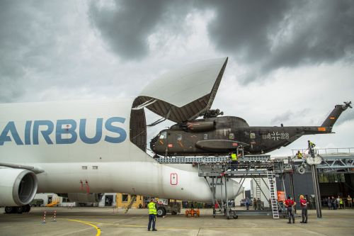 Śmigłowiec CH53 ładowany na pokład Belugi podczas testów przeprowadzonych w zakładzie Airbusa w Manching / Zdjęcie: Airbus Defence and Space 