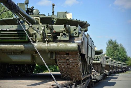 Czołgi T-80BWM na platformach kolejowych jadą do jednostek armii rosyjskiej / Zdjęcie: Transmasz Omsk