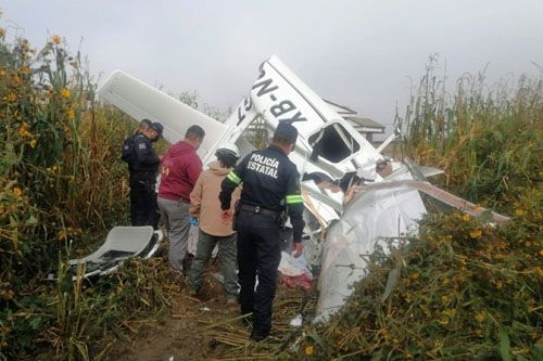 Wrak samolotu Cirrus SR20, który rozbił się podczas podejścia do lądowania na lotnisku międzynarodowym Toluca-Licenciado Adolfo López Mateos. Jak widać, po zderzeniu z ziemią nie doszło do pożaru / Zdjęcie: Twitter