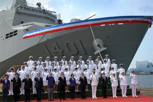 Pamiątkowe zdjęcie z uroczystości przekazania Marynarce Wojennej Tajwanu śmigłowcowca desantowego LPD 1401 Yu Shan. W środku prezydent Tsai Ing-wen / Zdjęcie: MO Republiki Chin