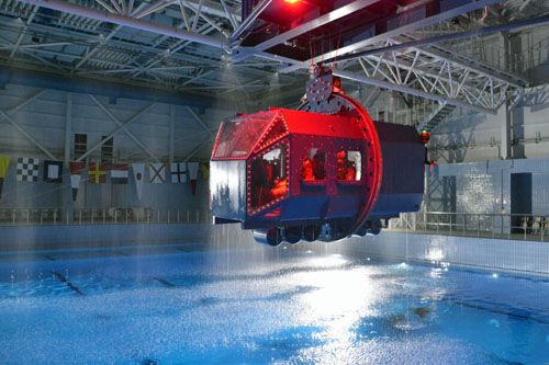 Symulator do nauki opuszczania kabiny śmigłowca (lub małego samolotu) na i pod wodą DUNKER zbudowany w bazie Cengiz Topel w Izmit / Zdjęcie: Meketsan Defense