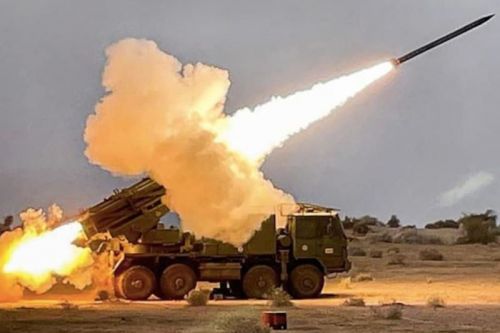 Poza wyrzutniami rakietowymi Pinaka Armenia zamówiła w Indiach amunicję artyleryjską i ppk / Zdjęcie: Twitter.