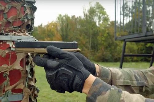 Pistolet samopowtarzalny Glock 17 Gen 5 FR kal. 9 mm w czasie testów we Francji / Zdjęcie: MSZ Francji