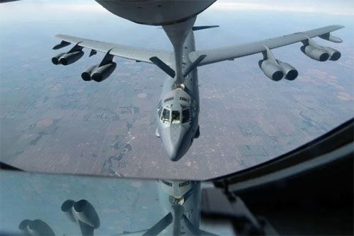 Bombowiec strategiczny B-52H podczas pobierania paliwa z latającego zbiornikowca KC-135 podczas jego 72-godzinnej misji / Zdjęcie: USAF – Airman 1st Class Jenna A. Bond