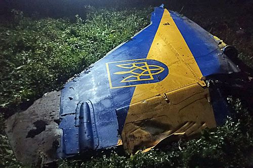 Malowanie stateczników myśliwca MiG-29, który spadł w pobliżu wsi Turbow pod Winnicą, wskazuje na to, że przed wojną należał od grupy akrobacyjnej ukraińskich WWS / Zdjęcia: Państwowe Biuro Śledcze Ukrainy