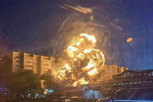 Płonący budynek w Jejsku, na który spadł bombowiec Su-34 rosyjskich WKS. Po prawej widoczny spadochron jednego z członków załogi / Zdjęcie: Twitter