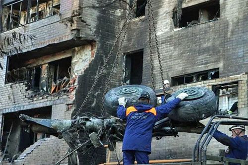 Fragment podwozia samolotu Su-34, który spadł na budynek mieszkalny w Jejsku / Zdjęcie: Twitter