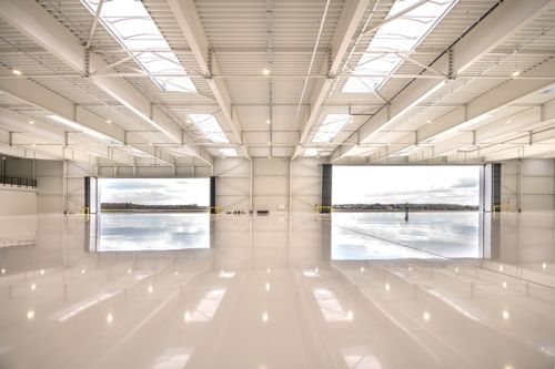 W nowym hangarze może zmieścić się do 20 statków powietrznych, w zależności od ich wielkości. Poza przestrzenią dla samolotów w obiekcie znajduje się komfortowy salonik dla pasażerów, wyposażony w panoramiczne okna pozwalające na oglądanie płyty lotniska i startujących samolotów / Zdjęcia: Krzysztof Zalewski