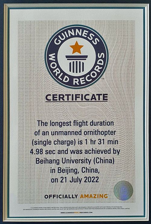 Certyfikat Guinness World Records dla autorów rekordowego lotu ornitoptera / Zdjęcie: BUAA