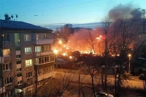Na miejscu upadku myśliwca Su-30 w Irkucku wybuchł pożar, którego gaszenie trwało kilka godzin / Zdjęcie: Twitter
