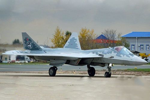 Zmodernizowany myśliwiec Su-57 w czasie testów na lotnisku LII im. M.M. Gromowa w podmoskiewskim Żukowskim / Zdjęcie: OAK