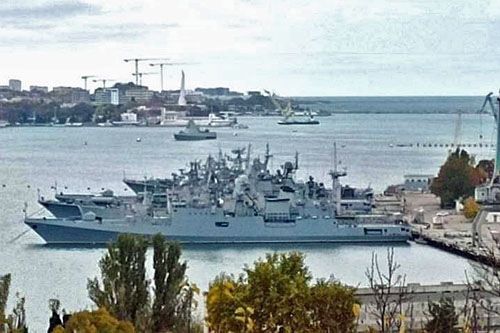 Rosyjskie okręty w bazie w Sewastopolu. Fregata Admirał Makarow nie ma numerów burtowych, które zamalowano po rosyjskim ataku na Ukrainę. Nie widać na niej żadnych uszkodzeń, które miały spowodować ukraińskie systemy w czasie ataku na bazę / Zdjęcie: Twitter