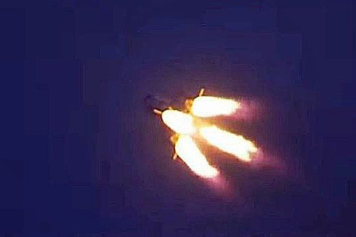Cztery dopalacze sprawiają, że startująca rakieta nośna CZ- 5B przedstawia charakterystyczny widok. Tak, jak wyglądała, gdy wynosiła na orbitę moduł Mengtian chińskiej stacji kosmicznej Tiangong / Zdjęcie: CCTV