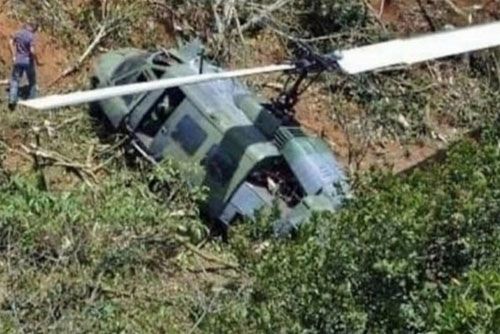 Wrak śmigłowca Bell UH-1D, który rozbił się w paśmie górskim San Clemente w Chile / Zdjęcie: Twitter – 