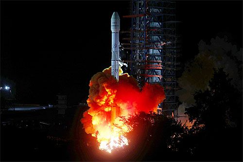 Rakieta nośna CZ-3B startuje z satelitą telekomunikacyjnym ChinaSat-19 z ośrodka kosmicznego Xichang / Zdjęcie: CASC