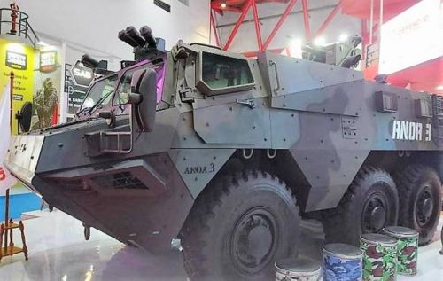 Prezentowany w Dżakarcie transporter Anoa 3 wyposażono w zsmu Hornet z km, wyrzutnie granatów dymnych Galix produkcji Lacroix i akustyczny detektor wystrzału Pilar V od Metravib / Zdjęcie Arquus Defense