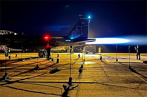F-15EX Eagle II podczas naziemnego testu akustycznego w bazie US Air Force Eglin na Florydzie. Widoczne rozmieszczenie mikrofonów rejestrujących dźwięki silników / Zdjęcie: Samuel King Jr – USAF