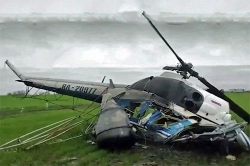 Wrak śmigłowca medycznego PZL Mi-2, który rozbił się dziś pod Kostromą w Rosji / Zdjęcie: GU MCzS obwodu kostromskiego