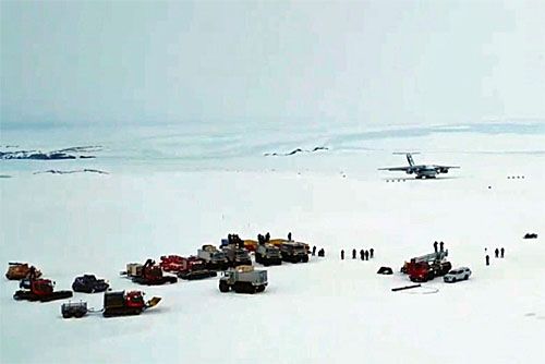 Samolot transportowy Ił-76TD-90WD po pierwszym w historii lądowaniu na śnieżno-lodowym pasie lotniska stacji Progriess w Antarktyce / Zdjęcie: Rostiech