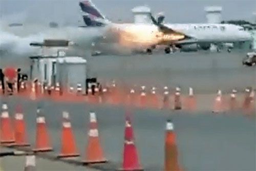 Airbus A320neo tuż po zderzeniu z wozem strażackim. Natychmiast po zderzeniu wybuchł pożar prawego silnika / Zdjęcie: Twitter