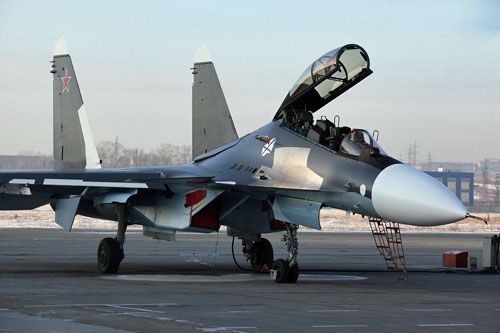 Jeden z wielozadaniowych myśliwców Su-30SM2 odebranych 21 listopada 2022 przez MO FR. Warto zauważyć, że samolot jest pozbawiony numerów burtowych. Prawdopodobnie zostały one usunięte elektronicznie / Zdjęcie: OAK