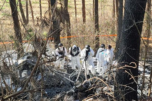 Ratownicy na miejscu katastrofy śmigłowca Sikorsky S-58T, który całkowicie spłonął po uderzenie w zalesione zbocze wzgórza w hrabstwie Yangyang w Republice Korei / Zdjęcie: Twitter
