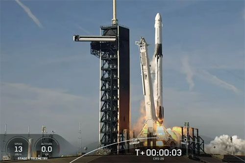Rakieta nośna Falcon 9 startuje do misji CRS-26 / Zdjęcie: SpaceX