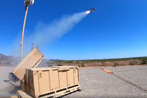 Stacjonarna wyrzutnia amunicji Coyote 2, do której naprowadzania służy radar KuMRFS / Zdjęcie: Raytheon