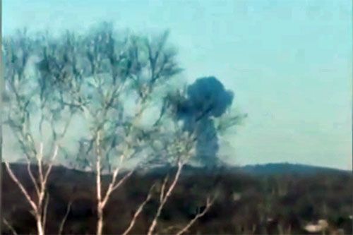 Dym unoszący się nad miejscem upadku rosyjskiego myśliwca dalekiego zasięgu MiG-31 / Zdjęcie: Twitter