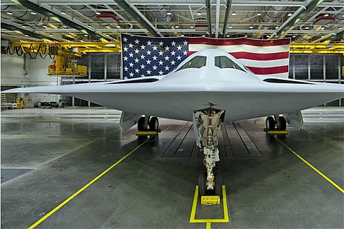 W Plant 42 w Palmdale w Kalifornii odbyła się prezentacja nowego bombowca dla US Air Force – Northrop Grumman B-21 Raider (oznaczanego jako T1 lub nr 001). Pokazany egzemplarz jest obecnie testowany na ziemi. Jego pierwszy lot jest planowany na połowę 2023 / Zdjęcie: Northrop Grumman