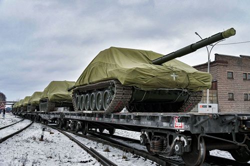Zmodernizowane czołgi T-72B3M na platformach kolejowych jadą z NPK Uralwagonzawod do jednostki operacyjnej rosyjskich Sił Zbrojnych / Zdjęcie: Rostiech