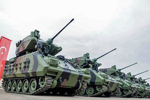Pierwsza partia zmodernizowanych gąsienicowych wozów opancerzonych FNSS ZMA-15, wyposażonych w bezzałogowe moduły uzbrojenia Aselsan NEFER 25 mm, dostarczona armii tureckiej / Zdjęcie: Twitter – Defence Turk