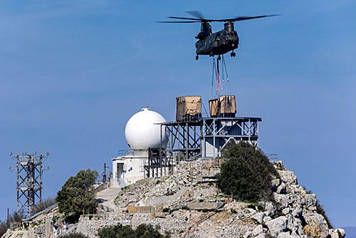Do montażu urządzeń systemu radarowego na szczycie skały gibraltarskiej wykorzystano m.in. śmigłowiec Chinook. Mieszkańcy Gibraltaru przez wiele dni mieli okazję oglądać i słyszeć jego operacje / Zdjęcie: Thales – John M. Piris Fotografia