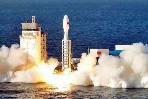Nowa chińska rakieta nośna SD-3 startuje z platformy na Morzu Żółtym / Zdjęcie: CASC