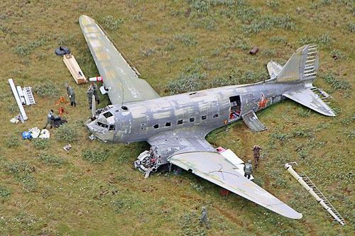 Odnaleziony po 70 latach samolot transportowo-pasażerski Douglas C-47 w czasie przygotowań do przewiezienia na lotnisko Mocziszczie / Zdjęcie: Siemion Aleksiejew