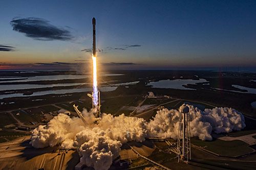 Rakieta nośna Falcon 9 startuje z 40 satelitami OneWeb, 8 grudnia 2022 / Zdjęcie: SpaceX