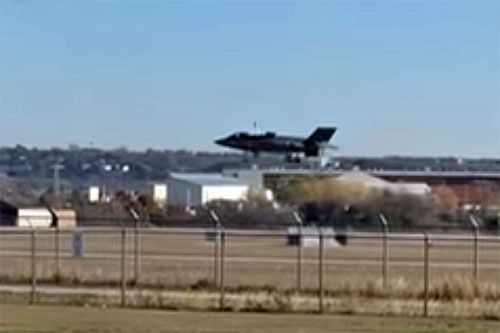 Testowany F-35B w czasie opadania w locie testowym nad pasem bazy w Fort Worth