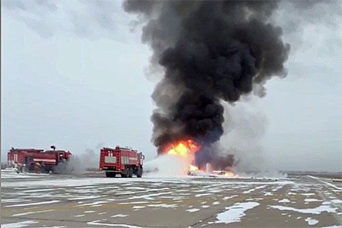 Płonący wrak śmigłowca Mi-8, który rozbił się na lotnisku Ułan-Ude Muchino / Zdjęcie: via smotrim.ru